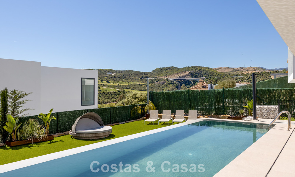 Villa moderna y lista para entrar a vivir en venta en una exclusiva zona de golf cerca del centro de Estepona 799449