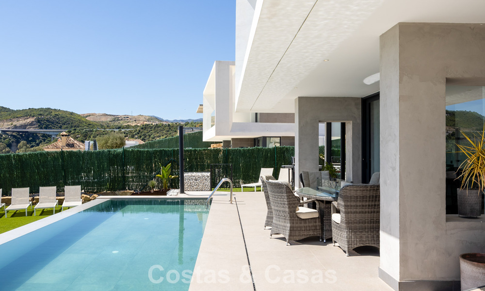 Villa moderna y lista para entrar a vivir en venta en una exclusiva zona de golf cerca del centro de Estepona 799450