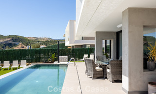 Villa moderna y lista para entrar a vivir en venta en una exclusiva zona de golf cerca del centro de Estepona 799450 
