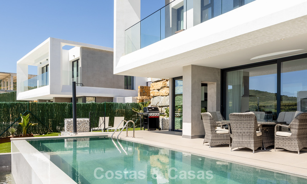 Villa moderna y lista para entrar a vivir en venta en una exclusiva zona de golf cerca del centro de Estepona 799451