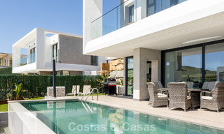 Villa moderna y lista para entrar a vivir en venta en una exclusiva zona de golf cerca del centro de Estepona 799451 