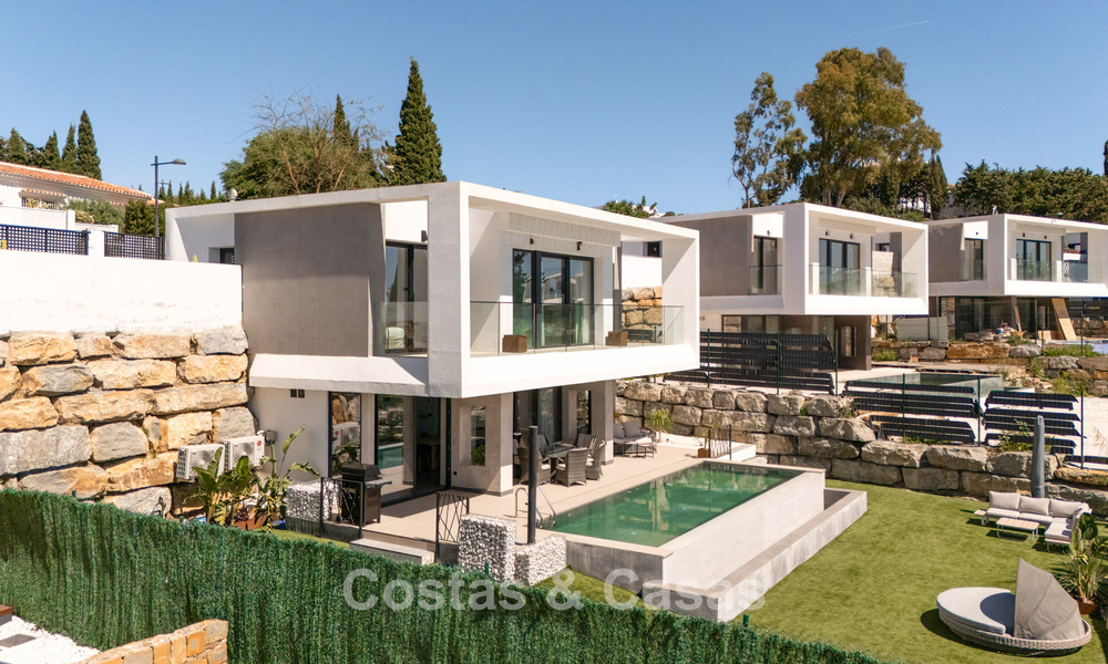 Villa moderna y lista para entrar a vivir en venta en una exclusiva zona de golf cerca del centro de Estepona 799452