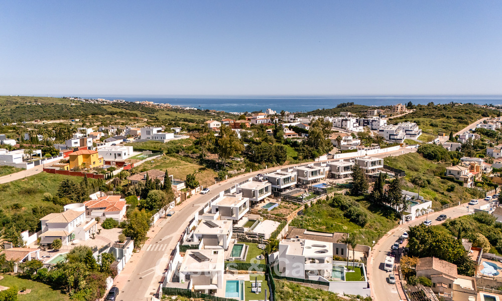 Villa moderna y lista para entrar a vivir en venta en una exclusiva zona de golf cerca del centro de Estepona 799453