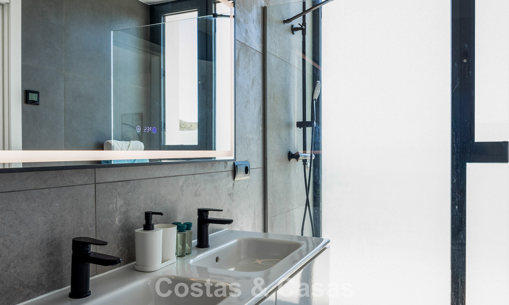 Villa moderna y lista para entrar a vivir en venta en una exclusiva zona de golf cerca del centro de Estepona 799459
