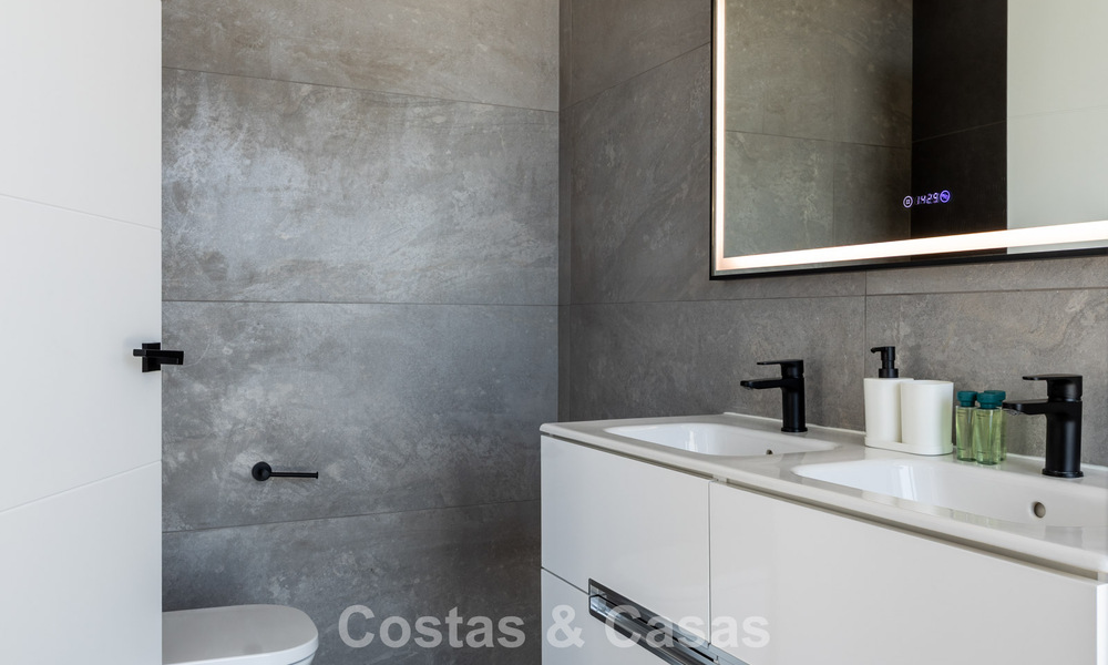 Villa moderna y lista para entrar a vivir en venta en una exclusiva zona de golf cerca del centro de Estepona 799460