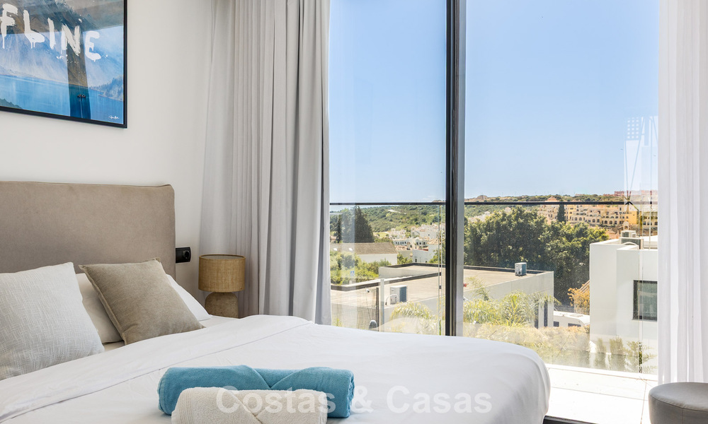 Villa moderna y lista para entrar a vivir en venta en una exclusiva zona de golf cerca del centro de Estepona 799464