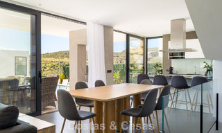 Villa moderna y lista para entrar a vivir en venta en una exclusiva zona de golf cerca del centro de Estepona 799468 