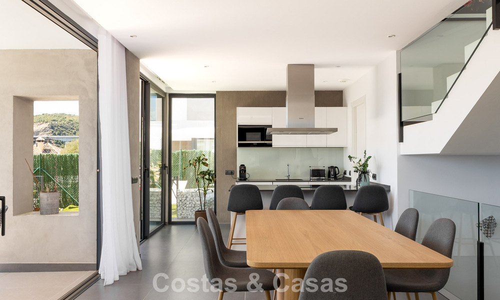 Villa moderna y lista para entrar a vivir en venta en una exclusiva zona de golf cerca del centro de Estepona 799469