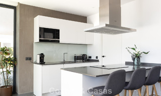 Villa moderna y lista para entrar a vivir en venta en una exclusiva zona de golf cerca del centro de Estepona 799470 