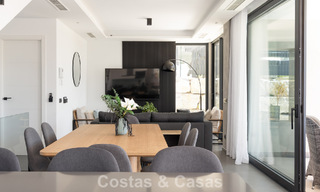 Villa moderna y lista para entrar a vivir en venta en una exclusiva zona de golf cerca del centro de Estepona 799472 