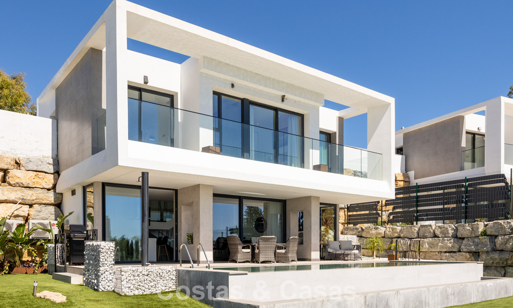 Villa moderna y lista para entrar a vivir en venta en una exclusiva zona de golf cerca del centro de Estepona 799473