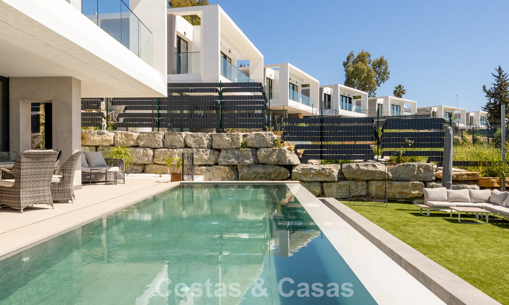 Villa moderna y lista para entrar a vivir en venta en una exclusiva zona de golf cerca del centro de Estepona 799474