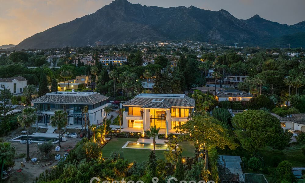 Nueva villa arquitectónica, moderna y de diseño, con impresionantes vistas al mar en venta en la Milla de Oro de Marbella 799285