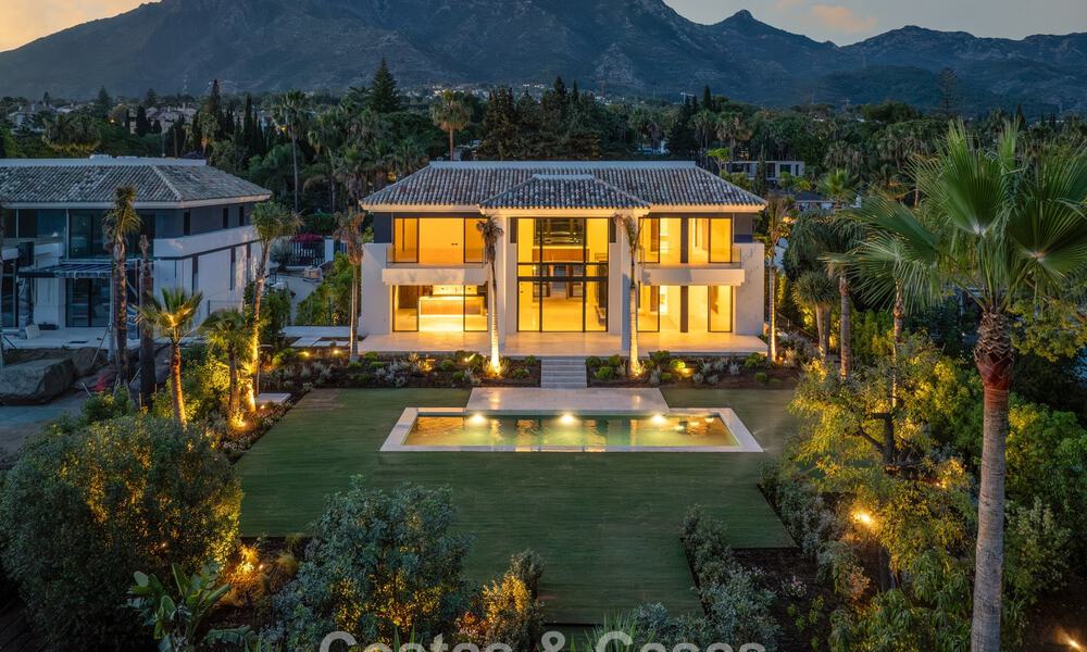 Nueva villa arquitectónica, moderna y de diseño, con impresionantes vistas al mar en venta en la Milla de Oro de Marbella 799287