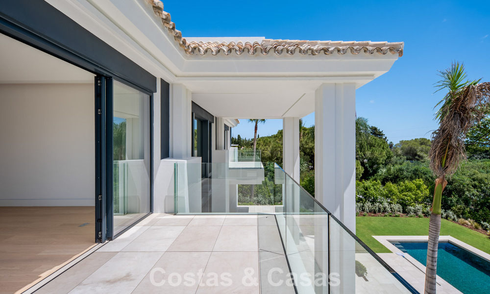 Nueva villa arquitectónica, moderna y de diseño, con impresionantes vistas al mar en venta en la Milla de Oro de Marbella 799291