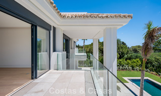 Nueva villa arquitectónica, moderna y de diseño, con impresionantes vistas al mar en venta en la Milla de Oro de Marbella 799291 