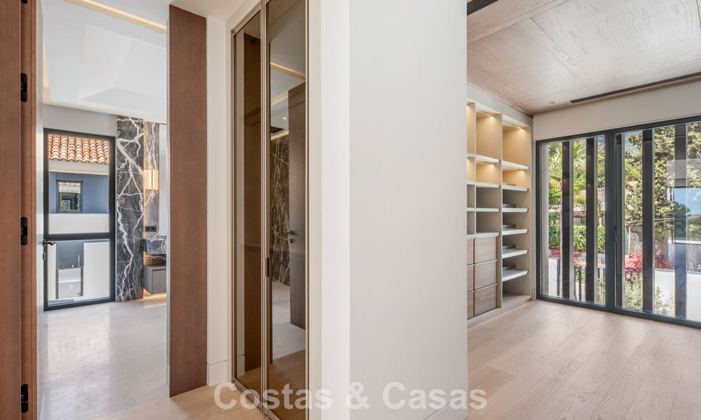Nueva villa arquitectónica, moderna y de diseño, con impresionantes vistas al mar en venta en la Milla de Oro de Marbella 799293
