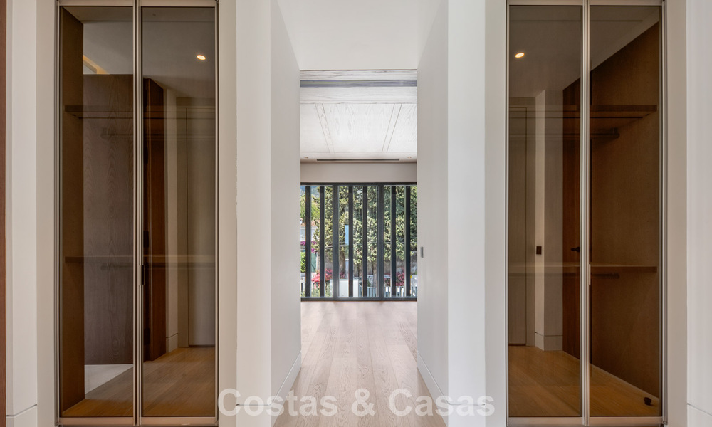 Nueva villa arquitectónica, moderna y de diseño, con impresionantes vistas al mar en venta en la Milla de Oro de Marbella 799298