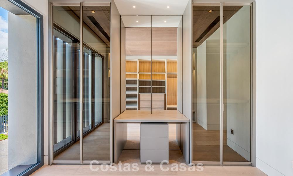 Nueva villa arquitectónica, moderna y de diseño, con impresionantes vistas al mar en venta en la Milla de Oro de Marbella 799300