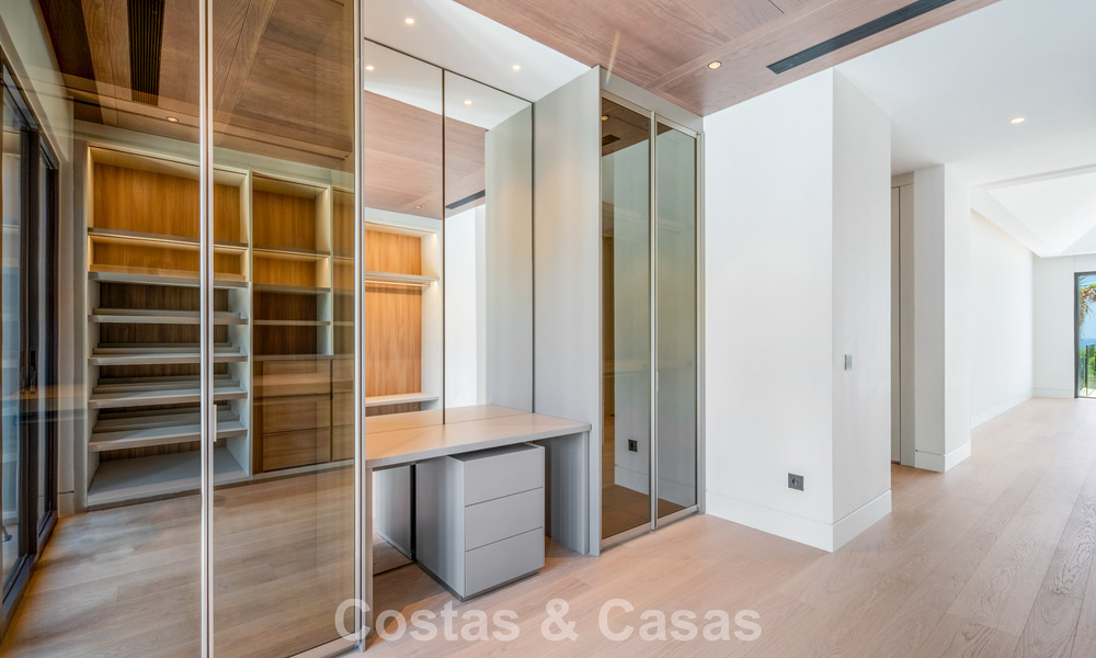 Nueva villa arquitectónica, moderna y de diseño, con impresionantes vistas al mar en venta en la Milla de Oro de Marbella 799301