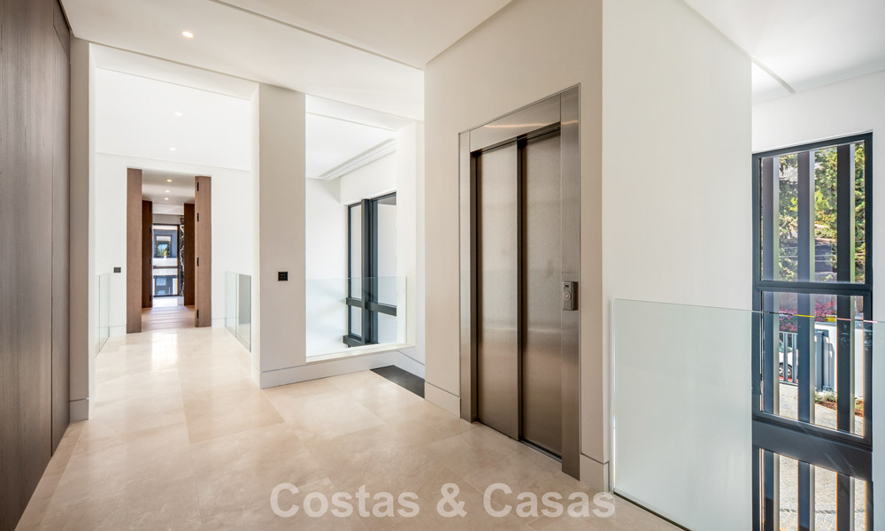 Nueva villa arquitectónica, moderna y de diseño, con impresionantes vistas al mar en venta en la Milla de Oro de Marbella 799305