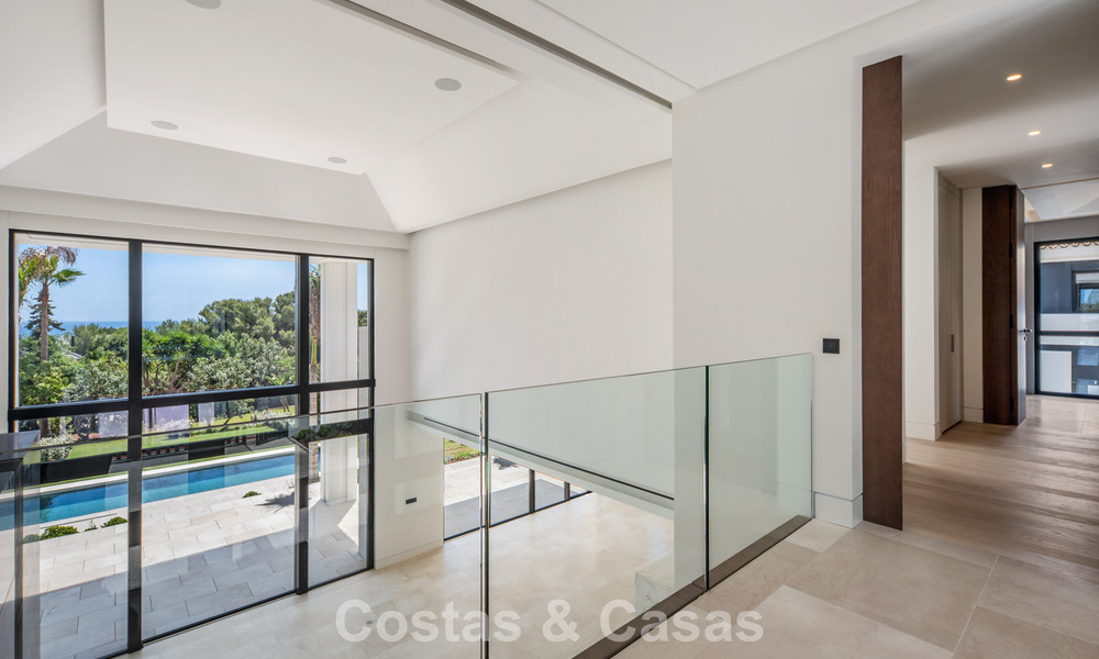 Nueva villa arquitectónica, moderna y de diseño, con impresionantes vistas al mar en venta en la Milla de Oro de Marbella 799306