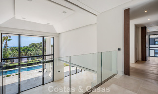 Nueva villa arquitectónica, moderna y de diseño, con impresionantes vistas al mar en venta en la Milla de Oro de Marbella 799306 