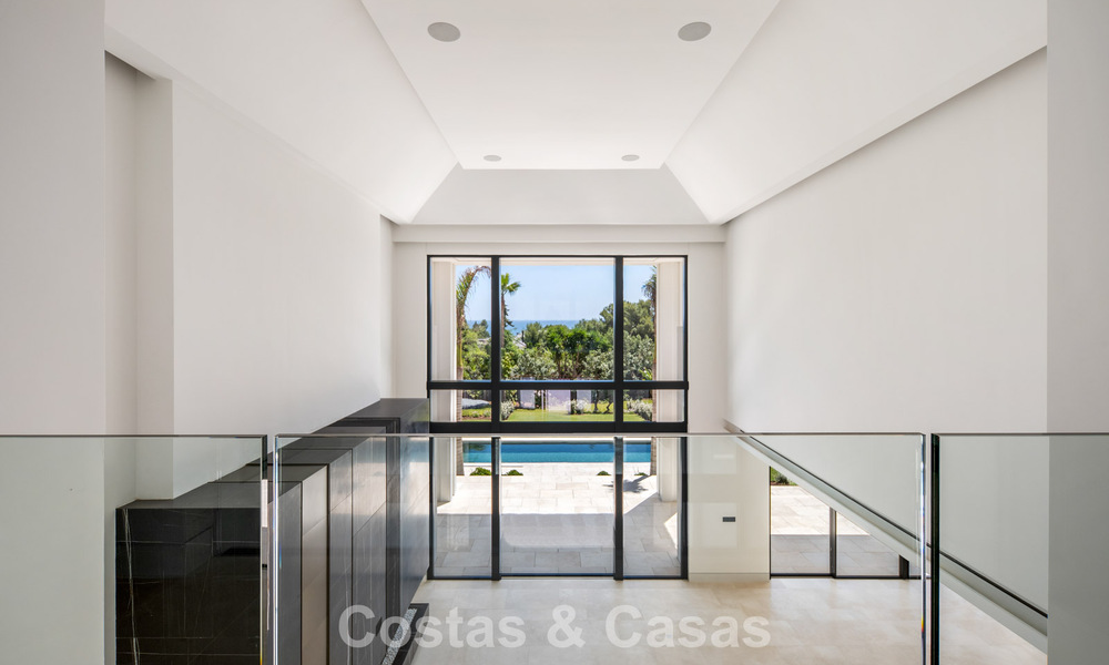 Nueva villa arquitectónica, moderna y de diseño, con impresionantes vistas al mar en venta en la Milla de Oro de Marbella 799307
