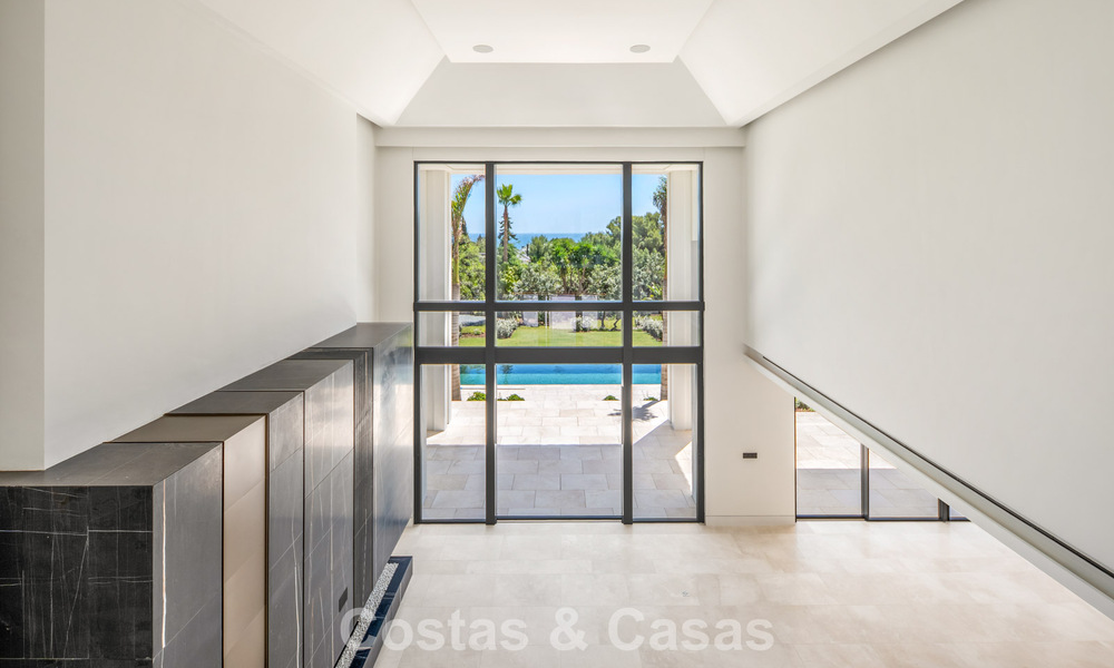 Nueva villa arquitectónica, moderna y de diseño, con impresionantes vistas al mar en venta en la Milla de Oro de Marbella 799308
