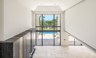 Nueva villa arquitectónica, moderna y de diseño, con impresionantes vistas al mar en venta en la Milla de Oro de Marbella 799308 