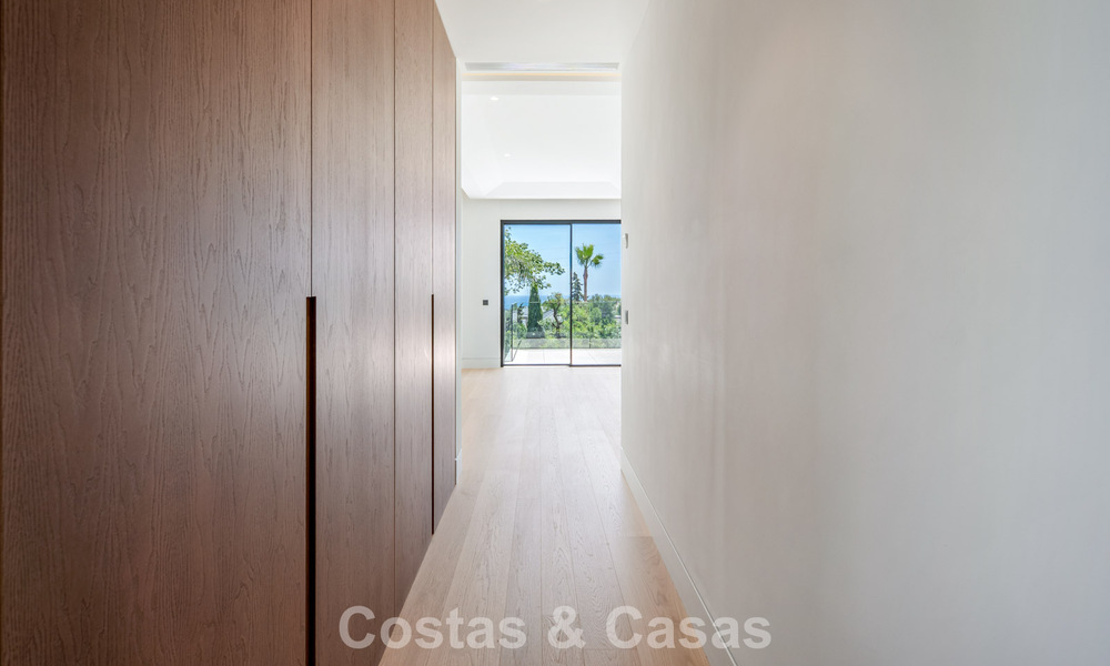 Nueva villa arquitectónica, moderna y de diseño, con impresionantes vistas al mar en venta en la Milla de Oro de Marbella 799309