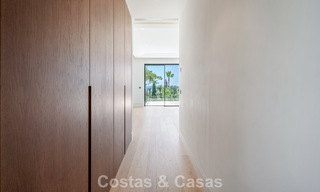 Nueva villa arquitectónica, moderna y de diseño, con impresionantes vistas al mar en venta en la Milla de Oro de Marbella 799309 