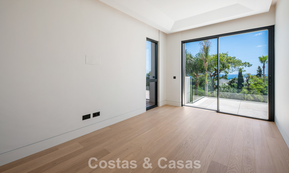 Nueva villa arquitectónica, moderna y de diseño, con impresionantes vistas al mar en venta en la Milla de Oro de Marbella 799310