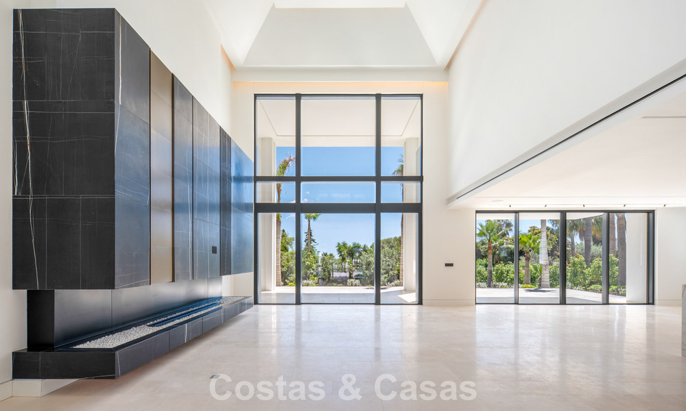Nueva villa arquitectónica, moderna y de diseño, con impresionantes vistas al mar en venta en la Milla de Oro de Marbella 799314
