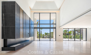 Nueva villa arquitectónica, moderna y de diseño, con impresionantes vistas al mar en venta en la Milla de Oro de Marbella 799314 