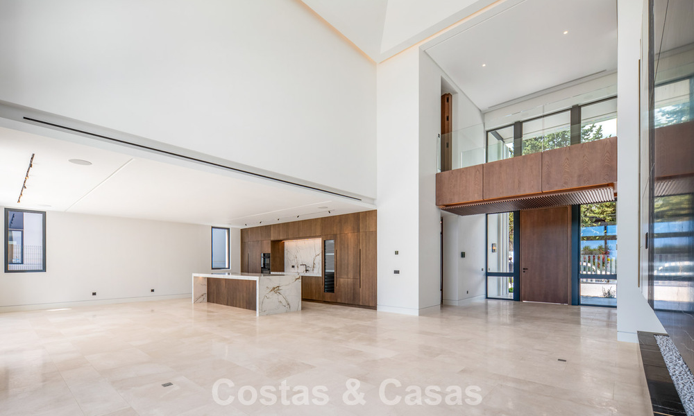 Nueva villa arquitectónica, moderna y de diseño, con impresionantes vistas al mar en venta en la Milla de Oro de Marbella 799317