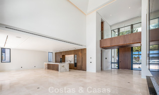 Nueva villa arquitectónica, moderna y de diseño, con impresionantes vistas al mar en venta en la Milla de Oro de Marbella 799317 