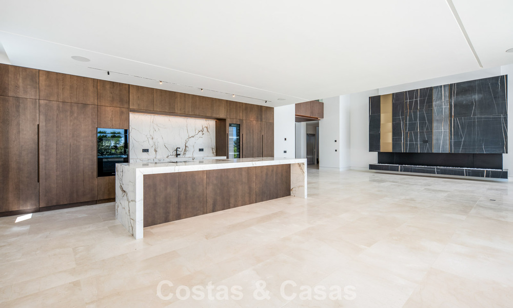 Nueva villa arquitectónica, moderna y de diseño, con impresionantes vistas al mar en venta en la Milla de Oro de Marbella 799319