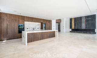 Nueva villa arquitectónica, moderna y de diseño, con impresionantes vistas al mar en venta en la Milla de Oro de Marbella 799319 