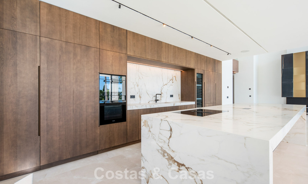 Nueva villa arquitectónica, moderna y de diseño, con impresionantes vistas al mar en venta en la Milla de Oro de Marbella 799320