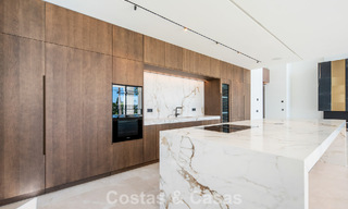 Nueva villa arquitectónica, moderna y de diseño, con impresionantes vistas al mar en venta en la Milla de Oro de Marbella 799320 