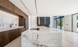 Nueva villa arquitectónica, moderna y de diseño, con impresionantes vistas al mar en venta en la Milla de Oro de Marbella 799321 