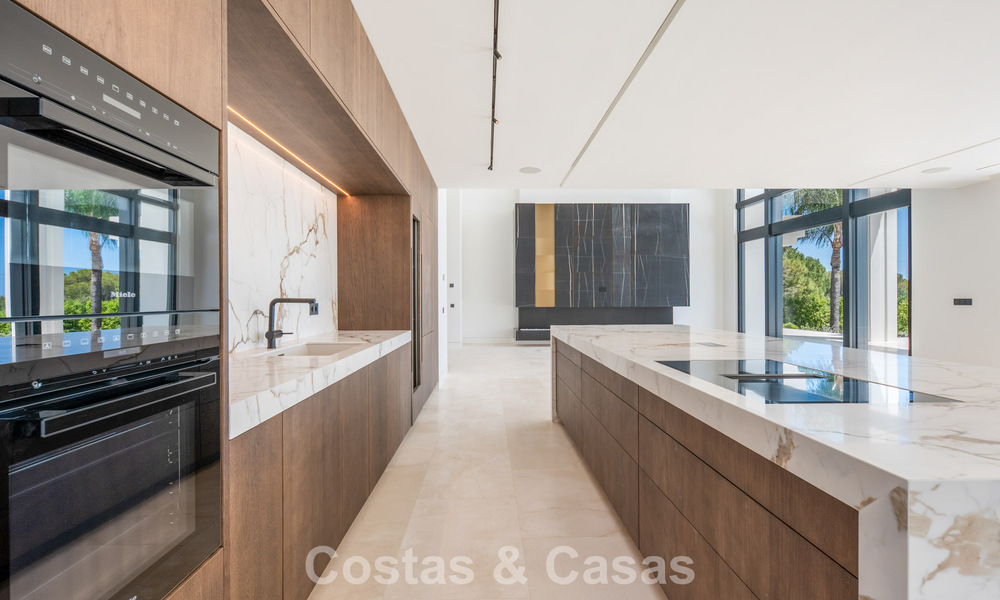 Nueva villa arquitectónica, moderna y de diseño, con impresionantes vistas al mar en venta en la Milla de Oro de Marbella 799322