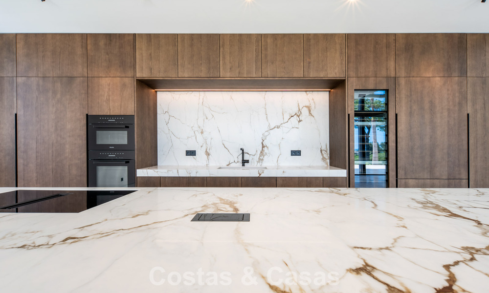 Nueva villa arquitectónica, moderna y de diseño, con impresionantes vistas al mar en venta en la Milla de Oro de Marbella 799323