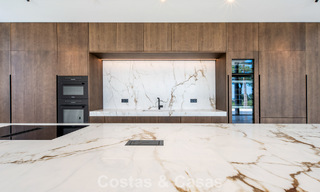 Nueva villa arquitectónica, moderna y de diseño, con impresionantes vistas al mar en venta en la Milla de Oro de Marbella 799323 