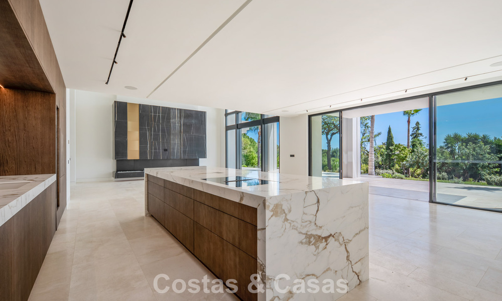Nueva villa arquitectónica, moderna y de diseño, con impresionantes vistas al mar en venta en la Milla de Oro de Marbella 799324