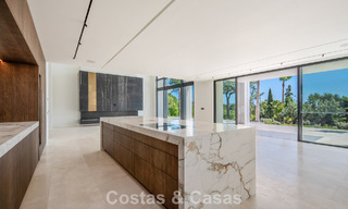 Nueva villa arquitectónica, moderna y de diseño, con impresionantes vistas al mar en venta en la Milla de Oro de Marbella 799324 