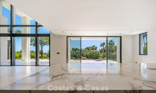 Nueva villa arquitectónica, moderna y de diseño, con impresionantes vistas al mar en venta en la Milla de Oro de Marbella 799325 
