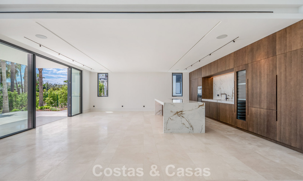 Nueva villa arquitectónica, moderna y de diseño, con impresionantes vistas al mar en venta en la Milla de Oro de Marbella 799326