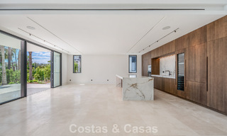 Nueva villa arquitectónica, moderna y de diseño, con impresionantes vistas al mar en venta en la Milla de Oro de Marbella 799326 